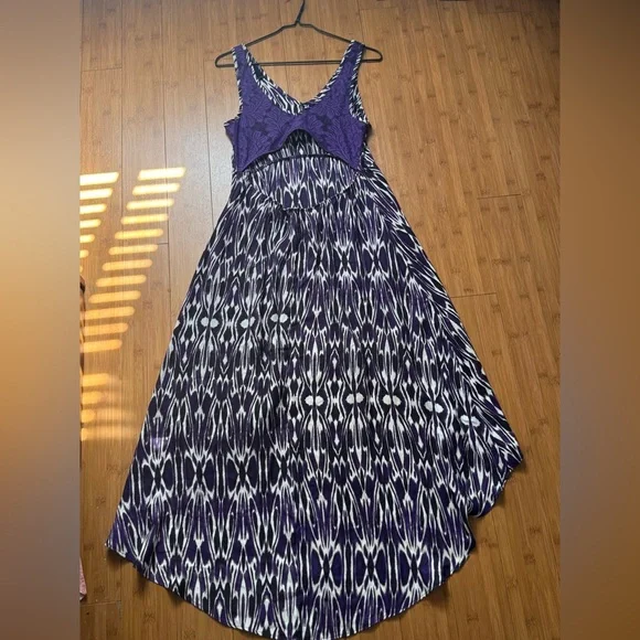 Stylish Purple and White Patterned Dress - Picture 4 of 5